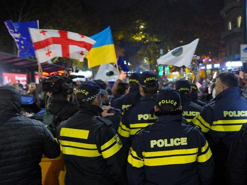 У Тбілісі поліція розгромила намети протестувальників проти фальсифікації виборів. Фото.