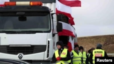 Польські протестувальники обмежують проїзд автобусів через пункт у Медиці – Держприкордонслужба